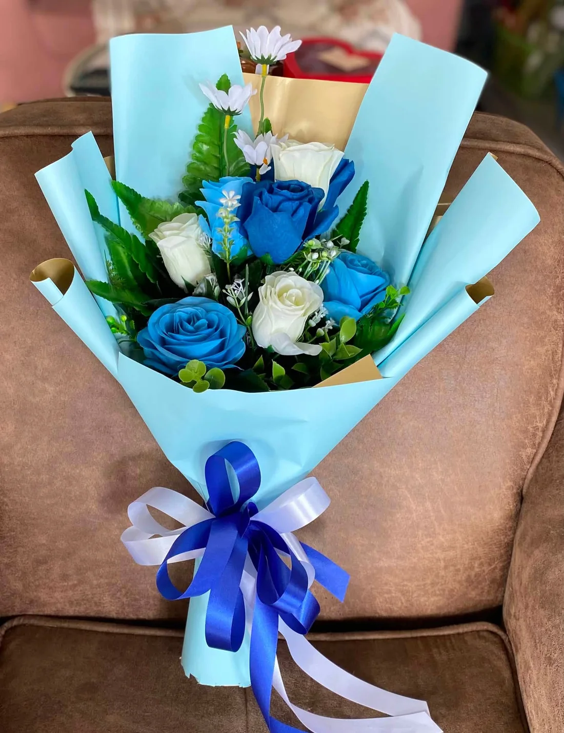 ผลงานจริง J&K Florist: ช่อดอกไม้ประดิษฐ์สีฟ้าและขาว ห่อกระดาษฟ้า