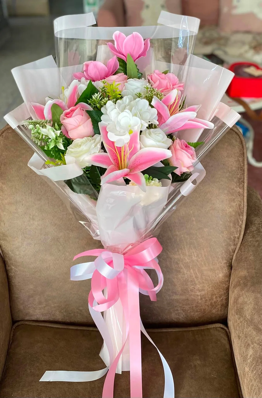 ผลงานจริง J&K Florist: ช่อดอกไม้ประดิษฐ์สีชมพูและขาว ห่อกระดาษใส